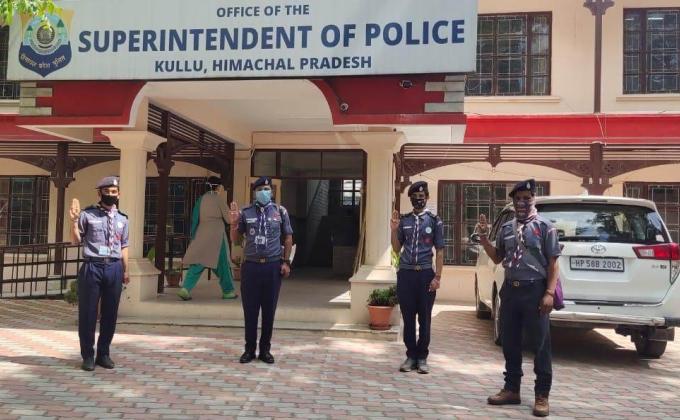 लॉकडाउन के दौरान जिला पुलिस और जिला प्रशासन के साथ covid ​​-19 के लिए जागरूकता करते हुए। 