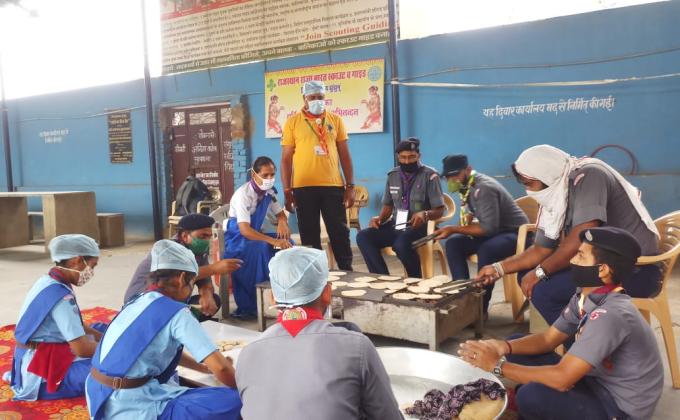 स्काउट गाइड रसोई का कार्य निरतंर चलता हुआ ।