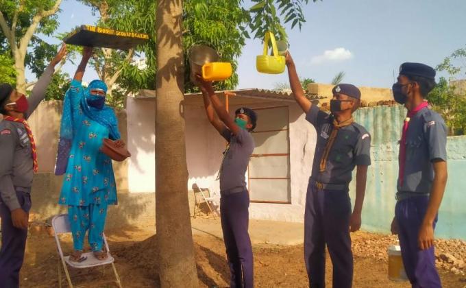  अनावश्यक बोतल व पीपीओ के चुगा पत्र व परिंडे बनाते हुए स्काउट