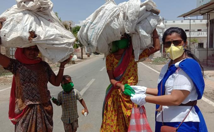 पाली में आम जन को सुरक्षित रखने के लिए मास्क बाटती स्काउट गाइड केप्टन जयलता माधव