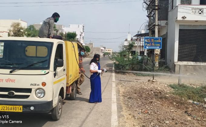 आम जन को कोरोना वायरस से बचाव के लिए सेनेटाइजर करती स्कॉउट गाइड केप्टन जयलता माधव