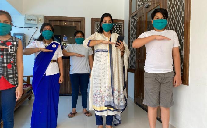 अपने परिवार को शपथ दिलाती स्काउट गाइड केप्टन जयलता माधव