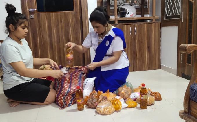जरूरतमन्द लोगो के लिये राशन किट तैयार करती स्काउट गाइड केप्टन जयलता माधव