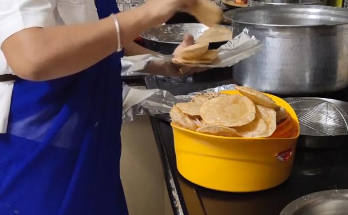 जरूरत मन्द के लिए खाने के पैकेट तैयार करती स्काउट गाइड केप्टन जयलता माधव