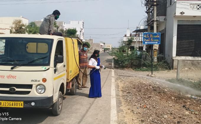 हेंडवास ओर कॉलोनी में सेनेटराजर करने में सहयोग करती स्काउट गाइड केप्टन जयलता माधव