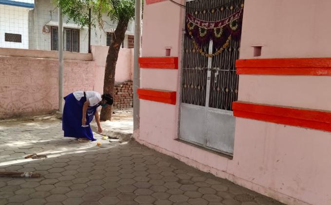 सार्वजनिक स्थानों पर सेवा कार्य करते हुए स्काउट गाइड केप्टन जयलता माधव