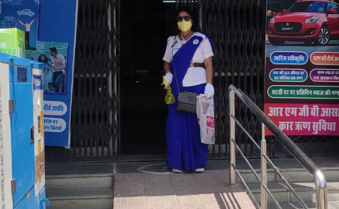 राजस्थान मरुधरा ग्रामीण बैंक में मास्क बाटते स्काउट गाइड केप्टन जयलता माधव