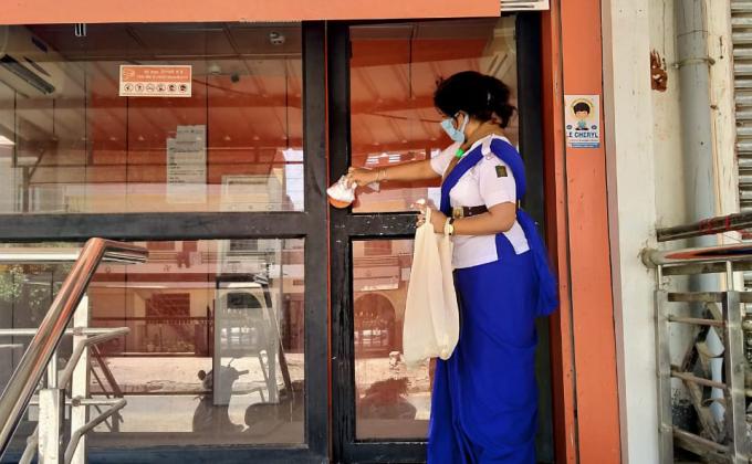 सार्वजनिक स्थान की साफ सफाई व सेनेटाइजर कर सेवा कार्य करती यूनिट लीडरसुमन चारण