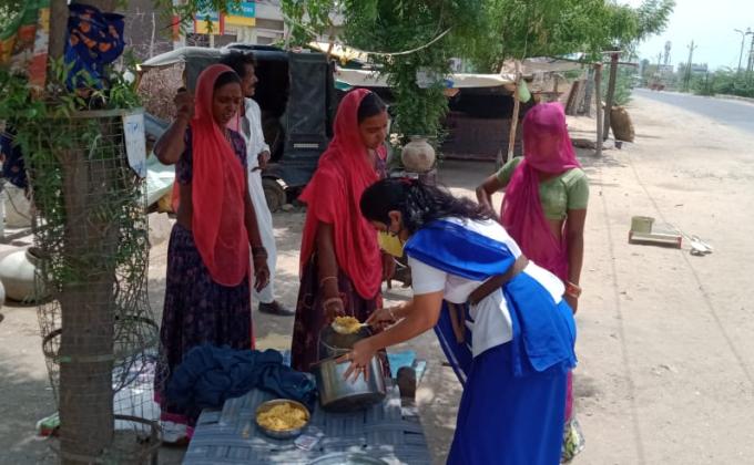 स्काउट गाइड केप्टन  जयलता माधव द्वारा  भोजन बाटते हुए