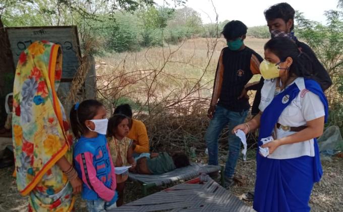 मास्क बाटते हुए स्काउट गाइड केप्टन जयलता माधव