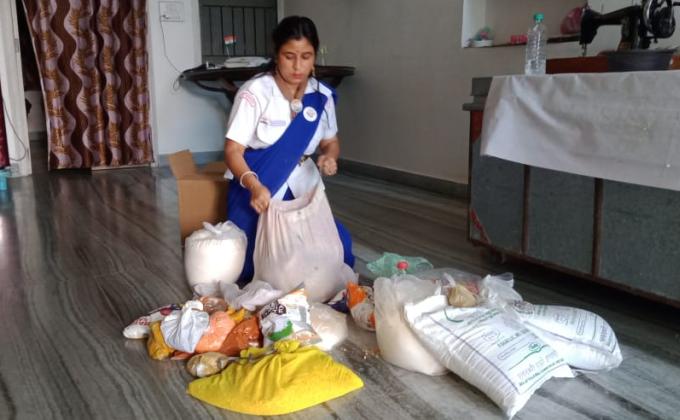 राशन किट तैयार करती स्काउट गाइड केप्टन जयलता माधव