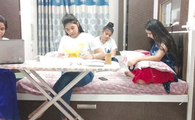 स्काउट गाइड केप्टन  जयलता माधव सोसियल डिस्टेंसिव की पालना के साथ बच्चो को पढ़ाई करवाते हुए