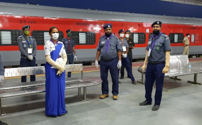 श्रमिको के लिए ट्रेन चली तो सबके चेहरे खिल उठे 