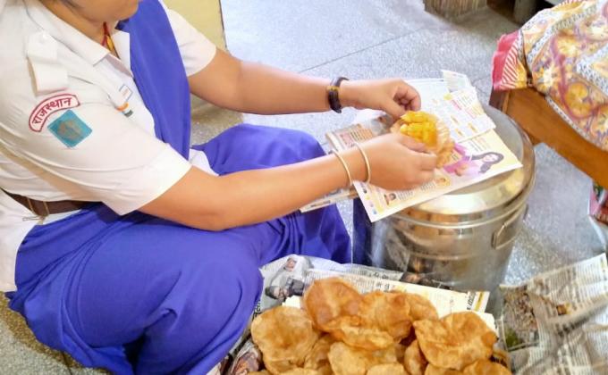 भोजन किट तैयार करती यूनिट लीडर सुमन चारण