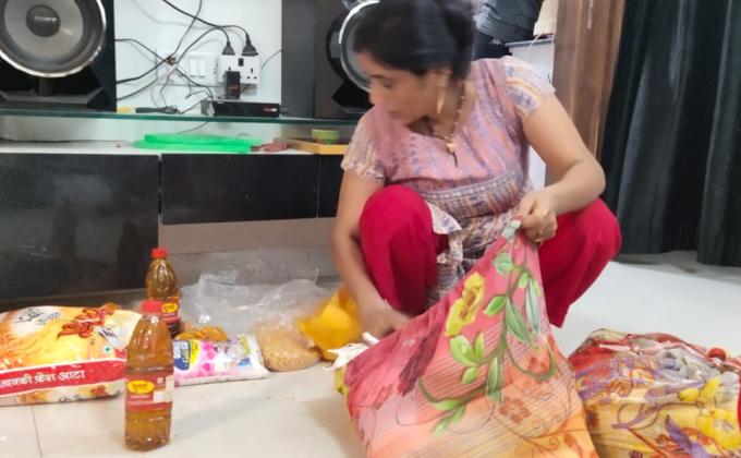 राशन किट तैयार करते हुए स्काउट गाइड केप्टन जयलता माधव