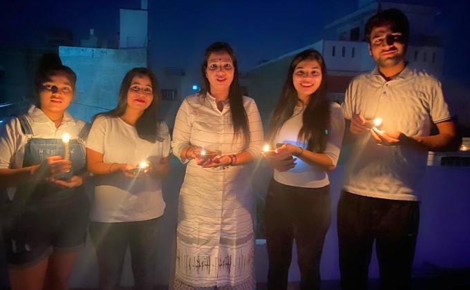 घर पर दीपक जलाते हुए परिवार के साथ स्काउट गाइड केप्टन जयलता माधव