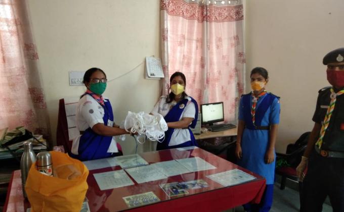 मास्क बैंक में सीओ डिम्पल मेडम को मास्क देते हुए स्काउट गाइड केप्टन जयलता माधव