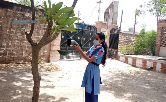 परिंडे में पानी डालते हुए