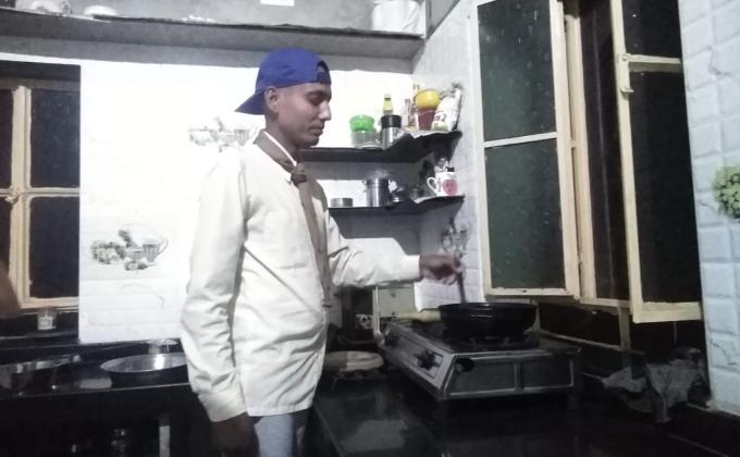 खान बनाते हुए