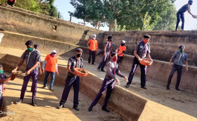 तालाब की सफाई  करते  हुए