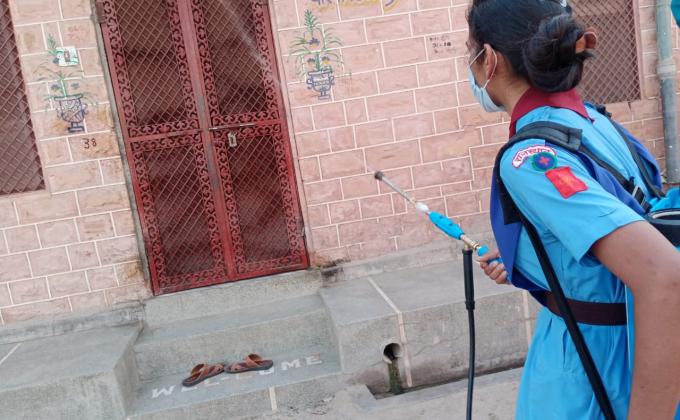 सैनिटाइजर करते हुए।