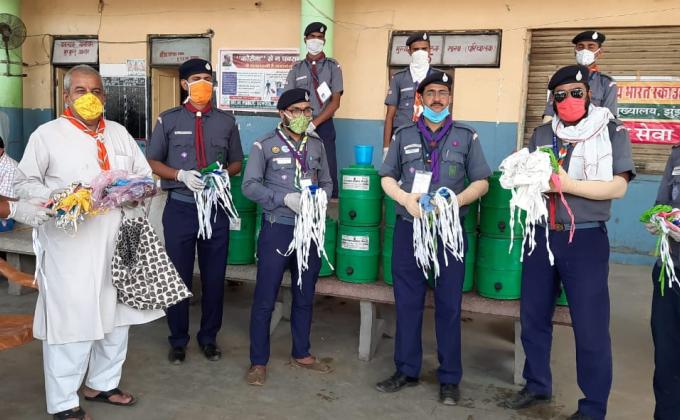 जरूरतमन्दों को मास्क वितरित किये 