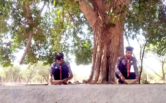  परिंडे बनाते हुए