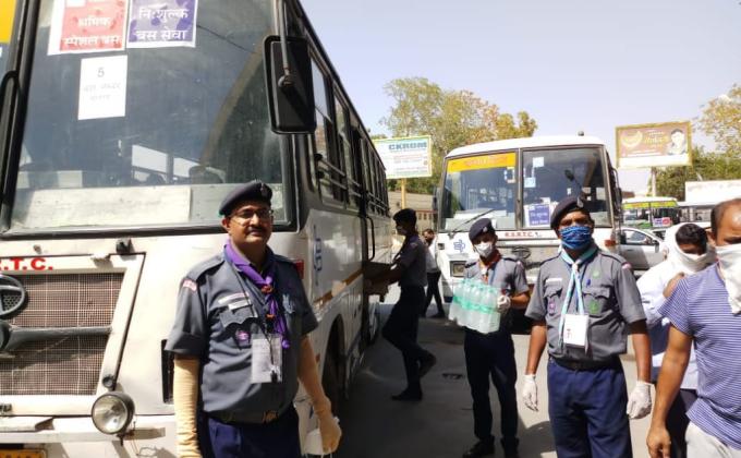 श्रमिक स्पेशल बस को किया रवाना