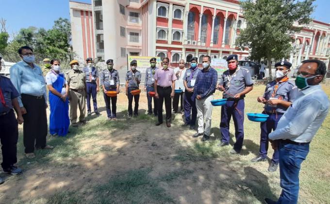 जैव विविधता दिवस पर परिण्डे लगाए। 