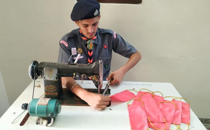 मास्क बनाए और बाटे