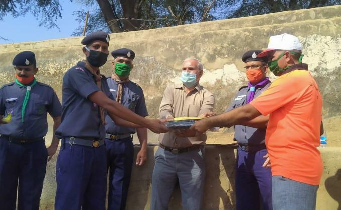 तालाब की सफाई के बाद सभी  स्काउट  को  सम्मानित किया गया 