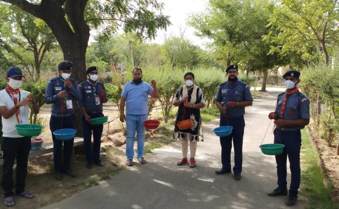 परिंडा अभियान के तहत लगाए गए परिंडे