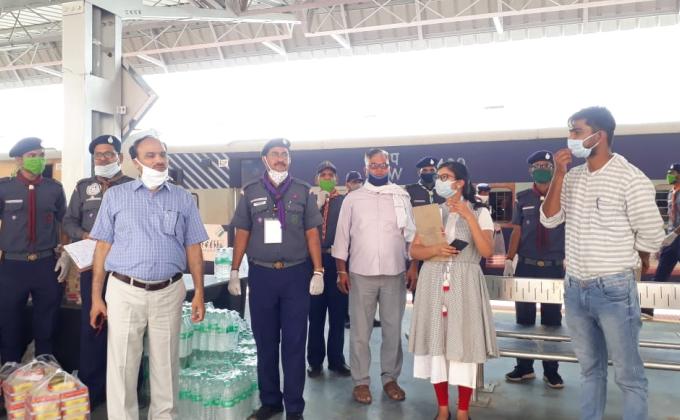 *बिहार जाने के लिए रेलवे स्टेशन पर पहुंचे प्रवासी,झुंझुनू रेलवे स्टेशन से रवाना होगी ट्रेन,  