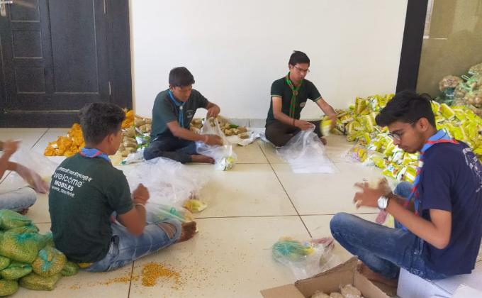 राशन पैकिंग करते हुए स्काउट टीम