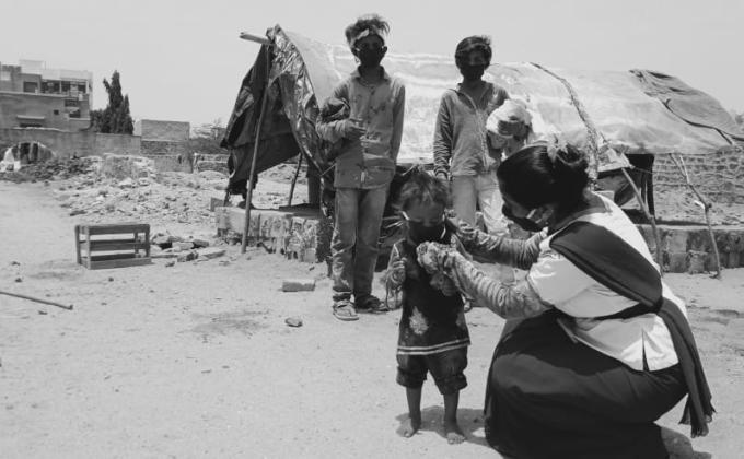 मास्क बाटते हुए स्काउट गाइड केप्टन जयलता माधव