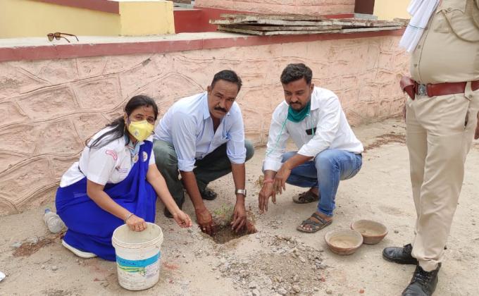 पौध रोपहन करते हुए स्काउट गाइड केप्टन जयलता माधव