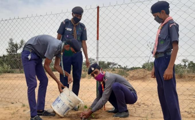 पर्यावरण दिवस के उपलक्ष में पौधे लगाते हुए