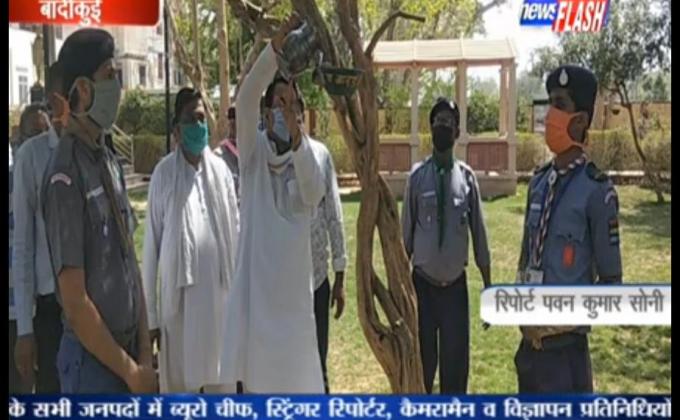 पक्षी मित्र बन कर लगाया परिंडा