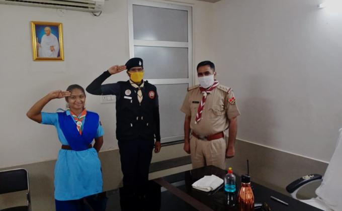 पुलिस निरीक्षक को स्कार्फ पहना कर किया सम्मान ।