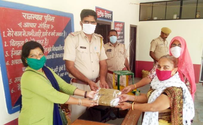 थानेदार चंद्रवीर सिंह भाटी थाना गुड़ा एंदला को खाकी मास्क सुपुर्द करते हुए यूनिट लीडर सुमन चारण