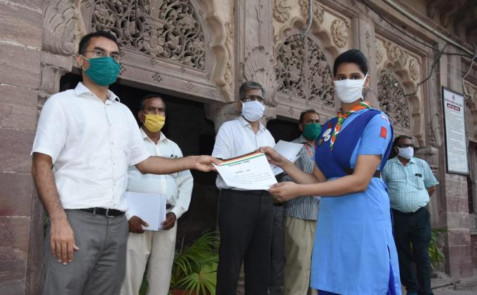 जोधपुर जिला कलेक्टर श्रीमान  प्रकाश राजपुरोहित द्वारा कोविड-19 में उल्लेखनीय सेवाएं देने हेतु प्रशस्ति पत्र प्रदान कर सम्मानित किया|