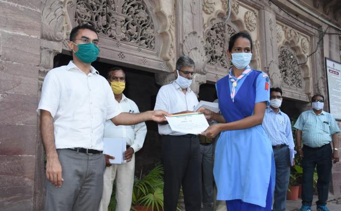 जोधपुर जिला कलेक्टर श्रीमान प्रकाश जी राजपुरोहित द्वारा कोविड़ 19में उल्लेखनीय सेवाएं देने हेतु प्रशस्ति पत्र प्रदान करके सम्मानित किया जोधपुर राजस्थान।