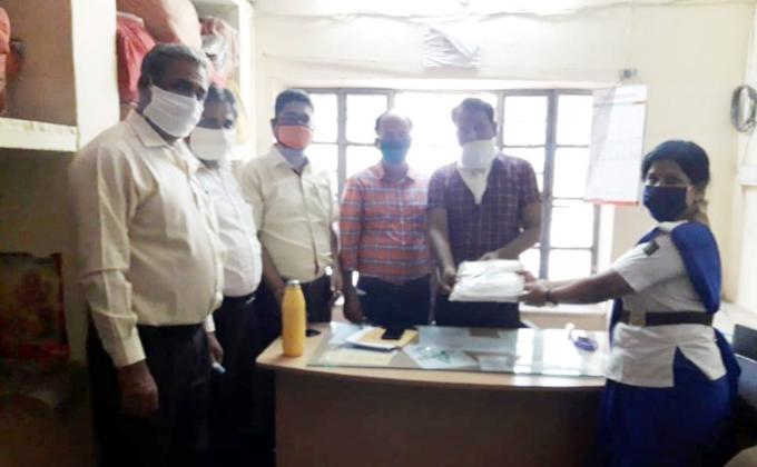 जिला परियोजना समन्वयक कार्यालय में मास्क सुपुर्द करती यूनिट लीडर सुमन चारण