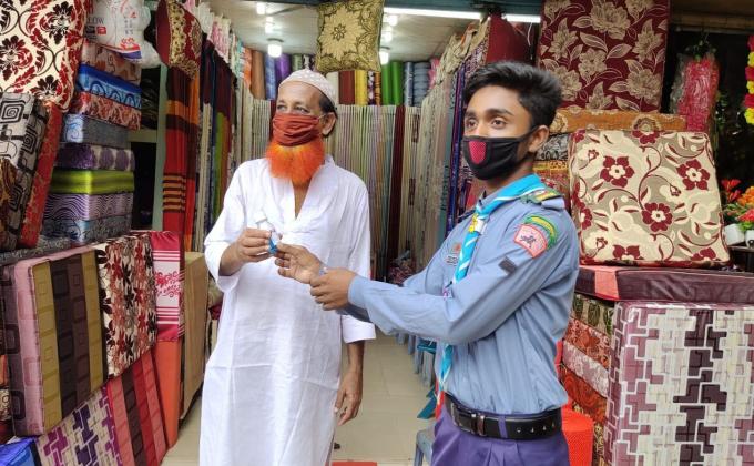 কুমিল্লা জেলা রোভারের পক্ষ থেকে হ্যান্ড স্যানিটাইজার বিতরণ