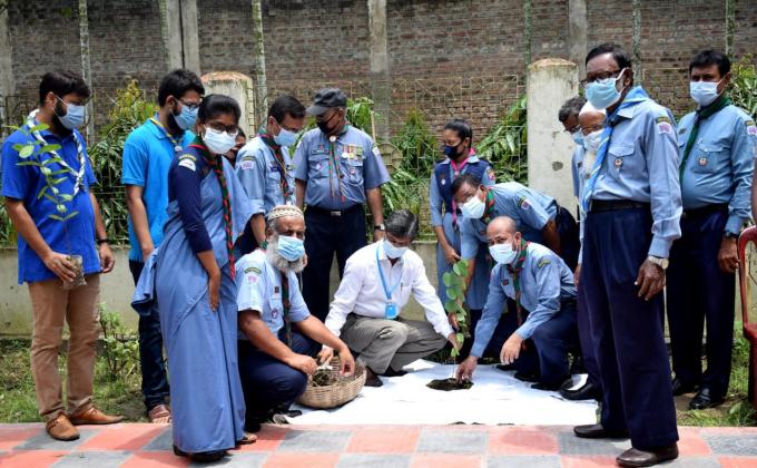 বাংলাদেশ স্কাউটস খুলনা অঞ্চলের আয়োজনে ও বাংলাদেশ স্কাউটস সমাজ উন্নয়ন বিভাগের সহযোগিতায় বৃক্ষরোপণ ও স্কাউটদের মাঝে গাছের চারা বিরতন কর্মসূচি পালন করা হয়। 