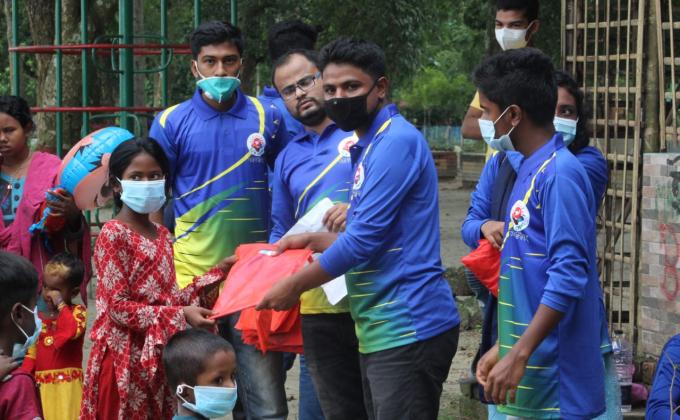 ইদে পথশিশুদের নতুন জামা উপহার.... 