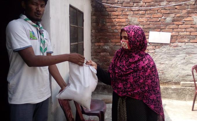 করোনা মহামারীতে সপ্তনীল মুক্ত মহাদলের উপহার সামগ্রী বিতরন