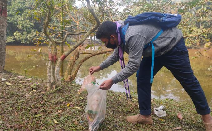 জলাশয় এবং সম্ভবনাময় স্থান থেকে প্লাস্টিক বর্জ্য অপসারণ