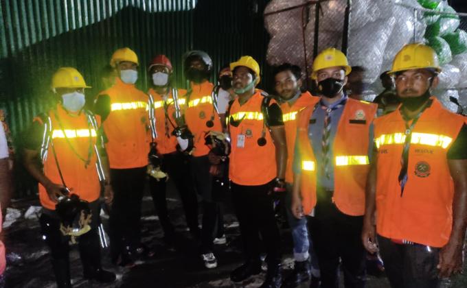 জীবনের ঝুকি নিয়ে নারায়ণগঞ্জ অগ্নিকান্ডে স্বেচ্ছাসেবক হিসেবে কাজ করছে সপ্তনীল মুক্ত মহাদলের স্কাউট, রোভার এবং লিডাররা