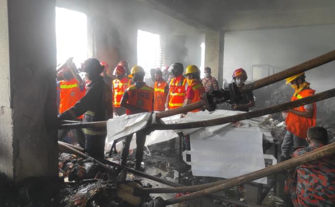 জীবনের ঝুকি নিয়ে নারায়ণগঞ্জ অগ্নিকান্ডে স্বেচ্ছাসেবক হিসেবে কাজ করছে সপ্তনীল মুক্ত মহাদলের স্কাউট, রোভার এবং লিডাররা